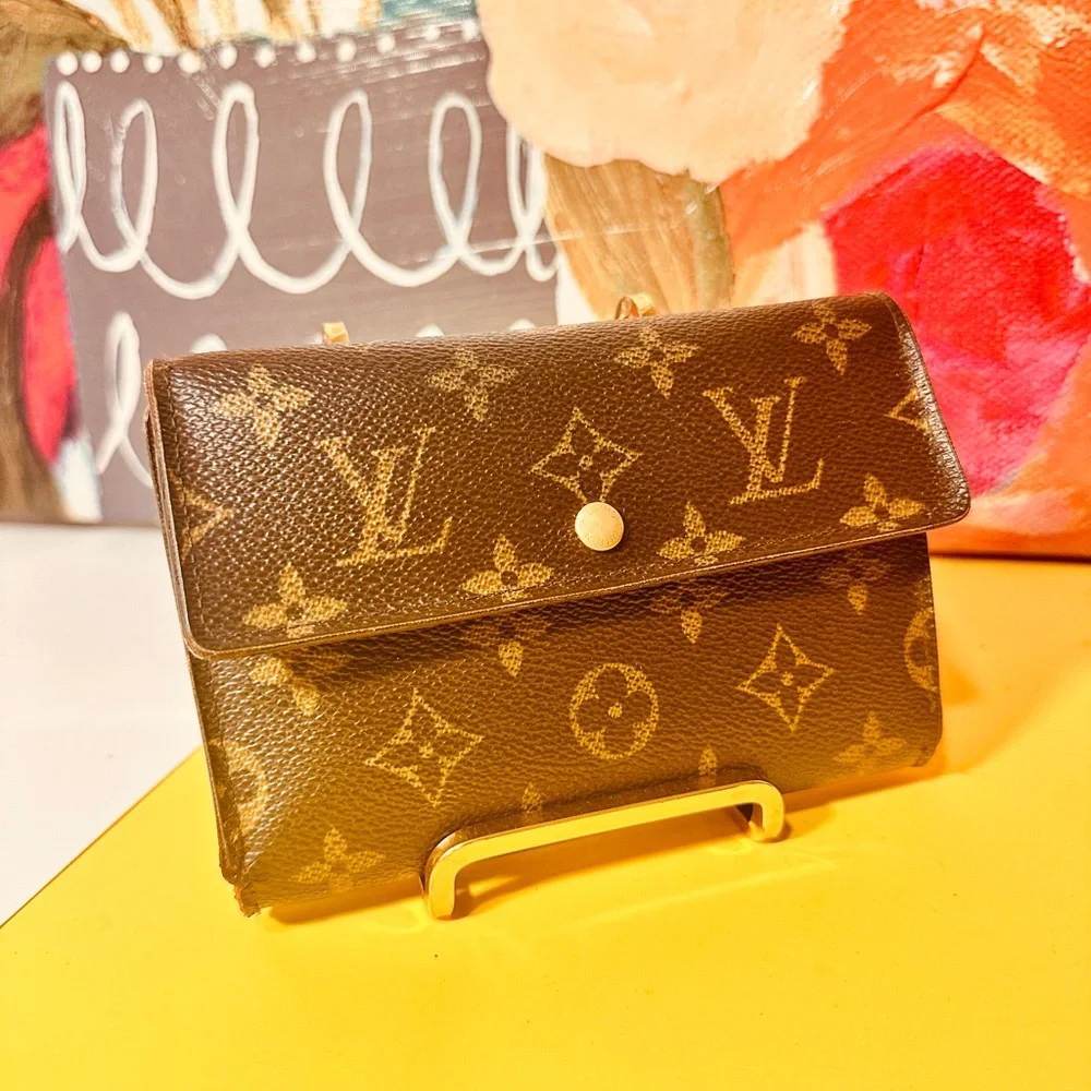 Louis Vuitton Monogram passport Wallet - Picture 1 of 15